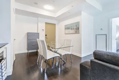 Image de Spacious 1 Bed + Den with Twin Bed Suite - Richmond St W