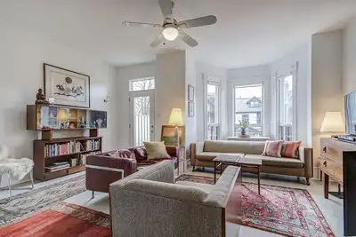 Image de Top two floors in bright comfortable Victorian house on Trinity Bellwoods Park