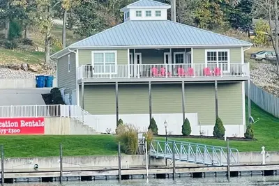 Image de Right on the 21mm! ! 3 bedroom 2 bath waterfront home with dock! In Redhead Cove!