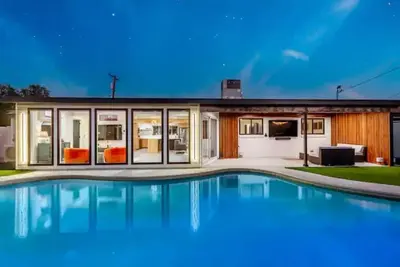 Image de Steps to Old Town, Heated pool, Luxury smart home