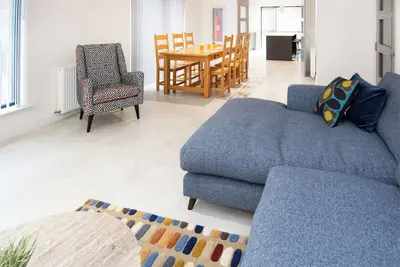 Image de Caledonia View is a contemporary second-floor apartment located in Aviemore, Scotland.