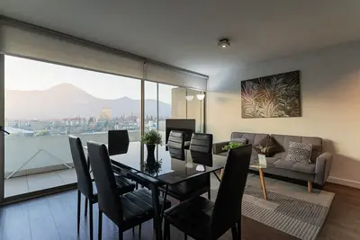 Image de Las Condes Awaits: Spacious Apartment for 4