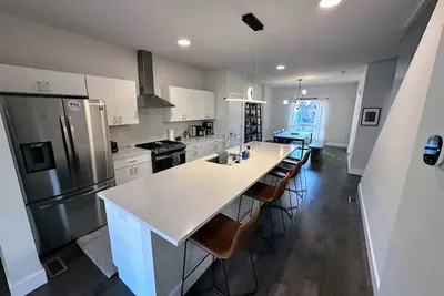 Image de Modern House with Terrace Near Forest Park
