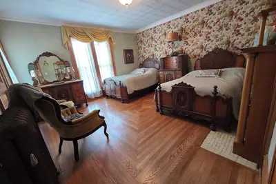 Image de The Chandelier Bed & Breakfast \"Deco Room\"\nSleeps four people!