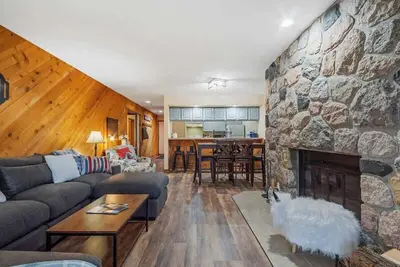 Image de Spacious 2-Floor Condo Ideal for Larger Families or Groups, Featuring Golf Acces