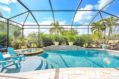 Image de Luxury Home Heated Saltwater Pool&Spa Lakeside Gated Comm. Close to beach & town