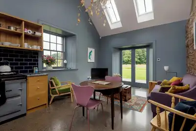 Image de Nestled in expansive grounds, this rural retreat is a sanctuary for couples and solo adventurers.