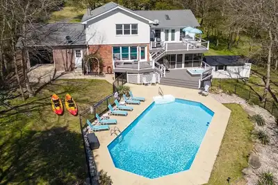 Image de Huge Lakehouse w/Pool, Hot Tub & Fire Pit Near Nashville!