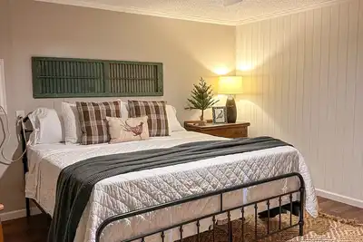 Image de Find rest at Earlene’s Place, you’ll find a cozy place with an eclectic vibe.