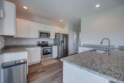 Image de Comfy & Cozy home ~20mins from Wilmington & 35-45 from beaches