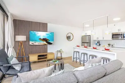 Image de High-floor condo w/ balcony near beach