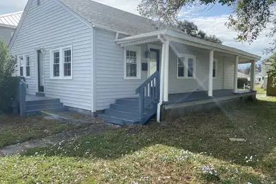 Image de Morehead City Bungalow. Beach life with walkability to shops and restaurants.
