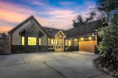 Image de Luxe designer home with epic entertaining space, hot tub & movie room