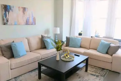 Image de Beautiful Lakeside Heritage Home in Barrie\nBright and Spacious Stay