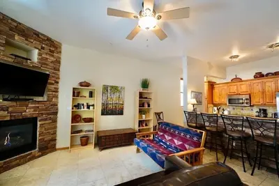 Image de Upscale Condo - Walk to the lifts, restaurants and base area in Taos Ski Valley