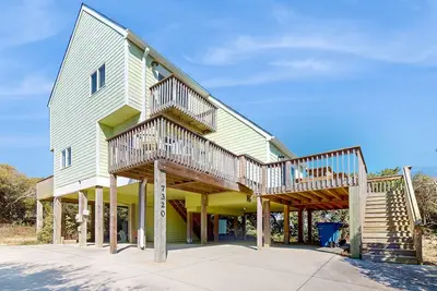 Image de Pleasant ocean view home with balcony, rocking chairs, soaking tub, Ac, & W/D