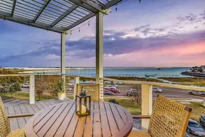 Image de New Listing! Luxury Bayfront View at Rainbow Row!
