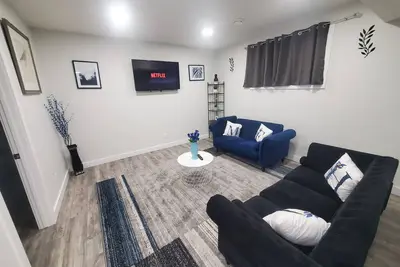 Image de Family friendly | Netflix | Spacious and cozy 2-bedroom Legal basement suite