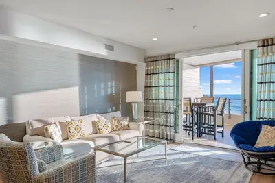 Image de Dog-friendly beachfront penthouse condo with firepit, fireplace