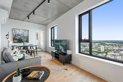 Image de Chic High Rise 2-Bed with Incredible Skyline Views