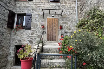Image de Petite maison de village en pierre corse