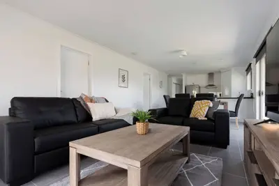 Image de Modern Delight: Cosy Home with Parking