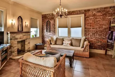 Image de The Teak Follow, beautiful brick enclosed space