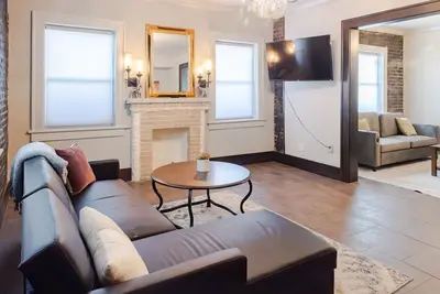 Image de The Dark Heart - Sleek, 1920's Brick Enclosed Apt.