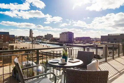Image de Exzellentes Ferienapartment mit Dachterrasse und Strandkorb im Hafen von Wismar