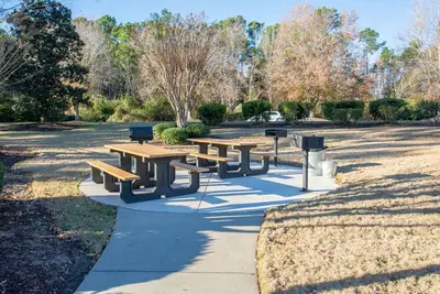 Image de Pristine, fully furnished 2br\/2ba w\/ great views of a small relaxing pond!