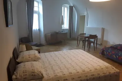 Image de Studio de 35m2 dans le corps de ferme du château, avec accès au parc de 100ha