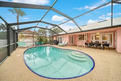 Image de Sooner Beach Escape: Cute Pool Home in East Rocks