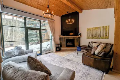 Image de Cozy cabin with private garage & hot tub onsite
