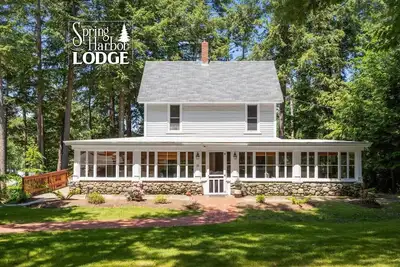 Image de Lake Winnipesaukee Waterfront Lodge with Boat Slip and Dogs Welcome!
