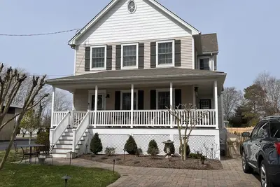 Image de New! Pet Friendly with a fenced back yard! Ideal Location near Beach and Mall.