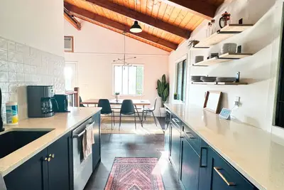Image de Modern hilltop chalet-style cabin @ Copake Lake