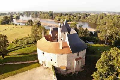Image de Château authentique au bord de l'eau, en pleine nature!