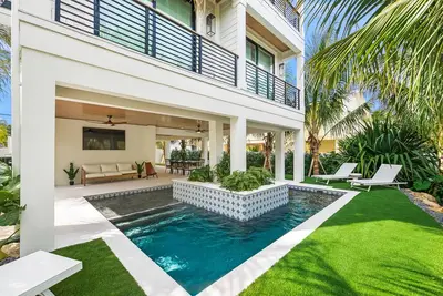 Image de High-End Home, Saltwater Pool and Rooftop Deck! - Luna Sea