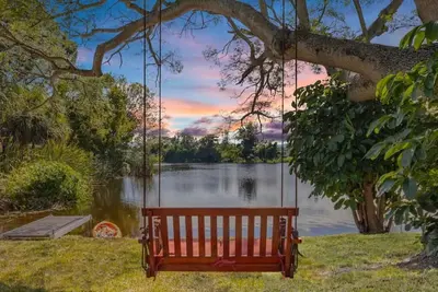 Image de Dreamful Lake House. Amazing Waterfront delight.