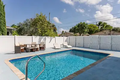 Image de Luxury 4-Bed Retreat with Pool & Office