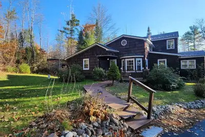 Image de Irish Chalet Home near Long Lake