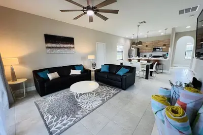 Image de New two story home w/large private pool, patio, Bbq area & game room.