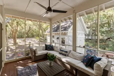 Image de Nature Lovers Dream Home Light & Bright Nestled in the Live Oaks Both Clubs