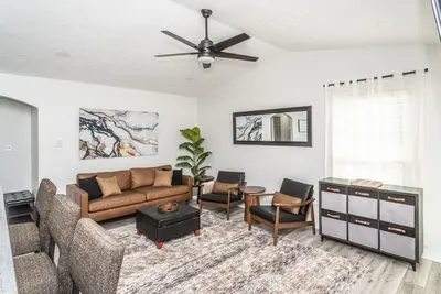 Image de The Fort  - A family friendly home w/ 6 Bds and close to base. Ev Charger onsite