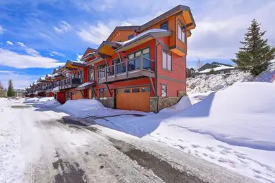 Image de Seasonal / Long Term Rental - Beautiful  new 4 bed Unit in Treehouse Townhomes.