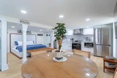 Image de Luxe Provincial Style Studio w/ Patio & Parking