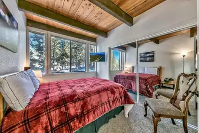 Image de Luxury home near S. Lake Tahoe, skiing, hiking, casinos, shopping & facilities.