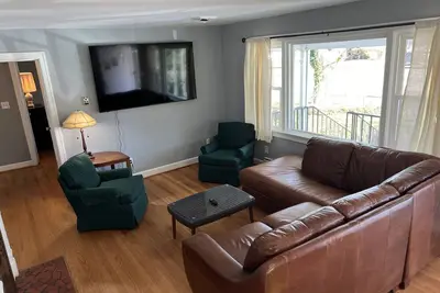 Image de Tri - Level Residential Home; Pet Friendly, WiFi, Off street Parking by RedAwning