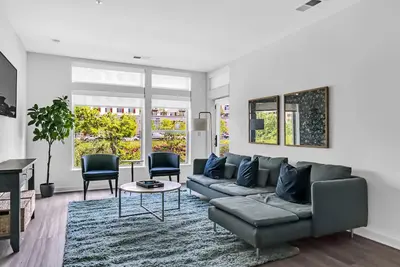 Image de Azure Escape 2br\/2bth: Tysons Oasis with Gym \/ Pool \/ Huddle Rooms + Parking\n