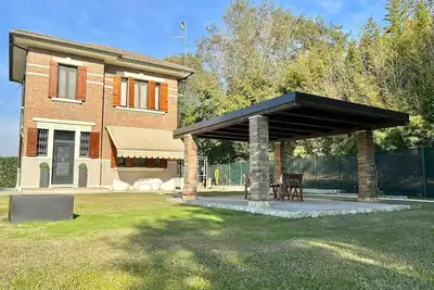 Image de Beautiful villa surrounded by greenery just minutes from the main road.